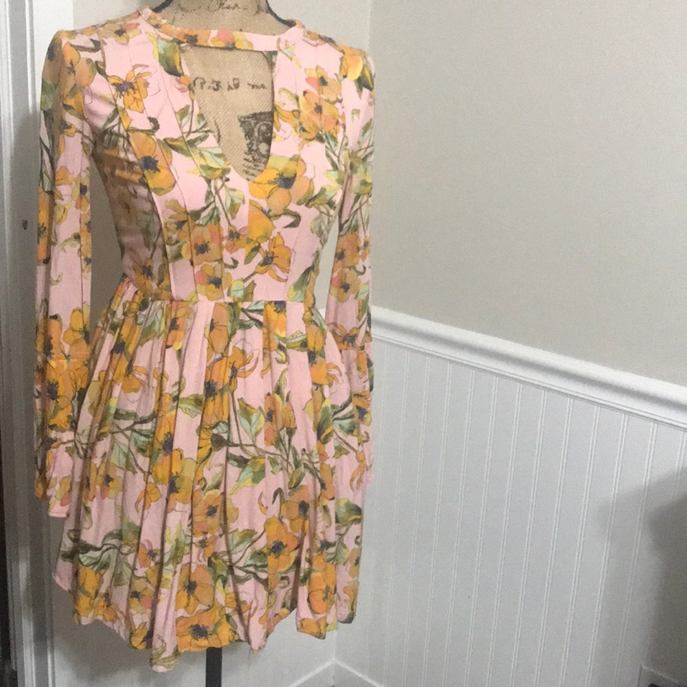 Floral mini dress with sleeves
